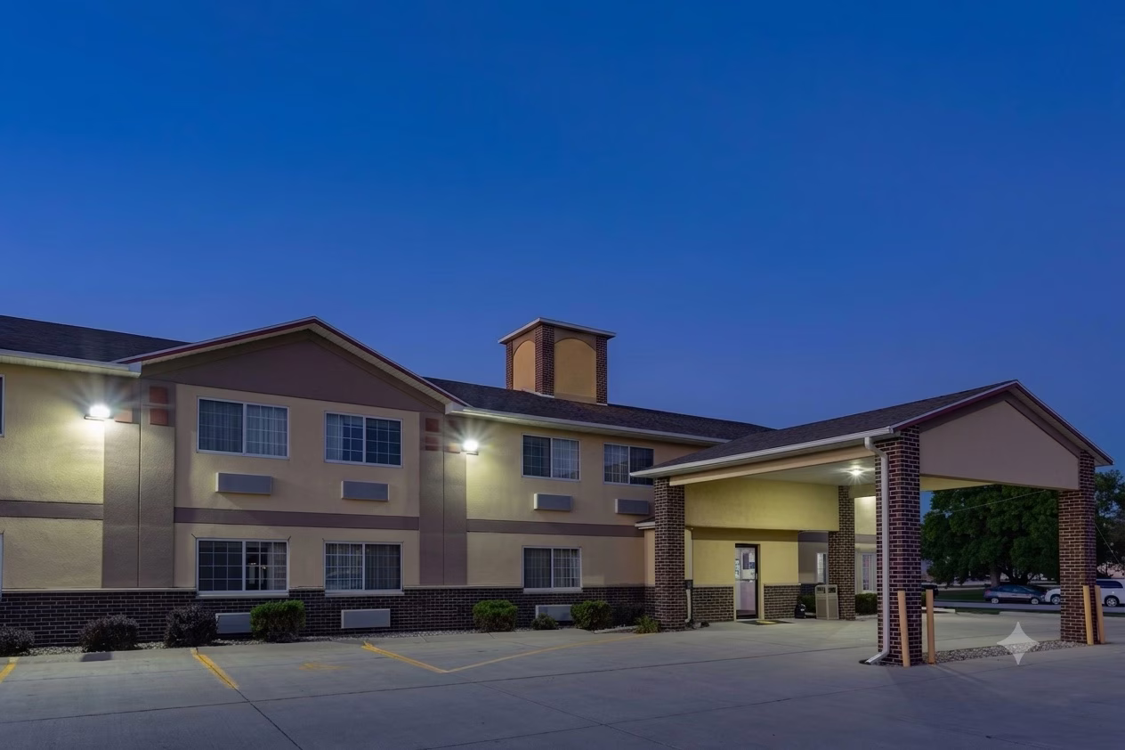 Emmetsburg Hotel & Suites building exterior at dusk